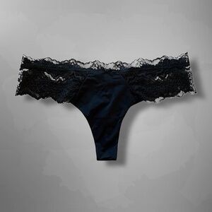 Victoria’s Secret thong panty M new